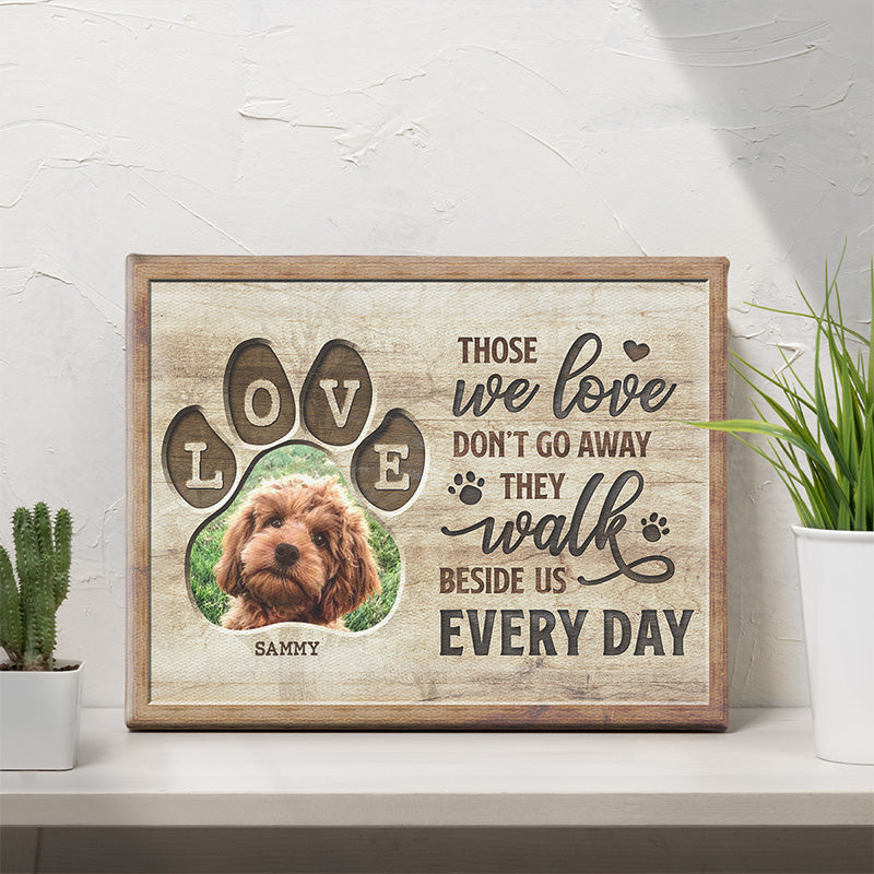 Photo personnalisée Ceux que nous aimons marchent à nos côtés chaque jour - Toile commémorative personnalisée avec chevalet horizontal - Cadeau de condoléances, cadeau pour les propriétaires d'animaux, les amoureux des animaux
