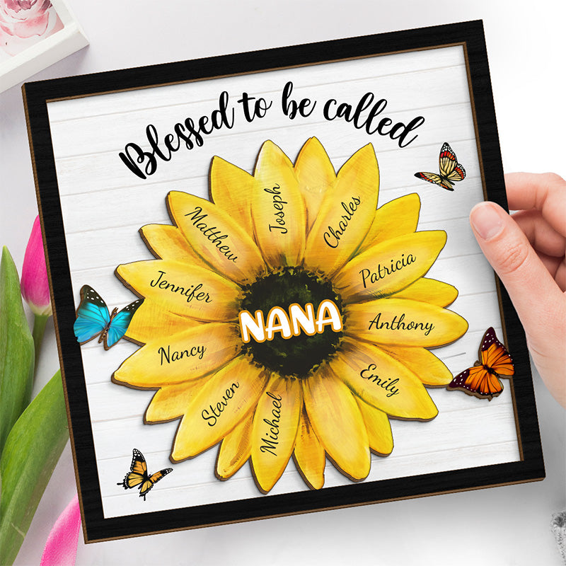 Béni d'être appelé - Plaque en bois personnalisée à 2 couches avec support - Cadeau de pendaison de crémaillère pour grand-mère