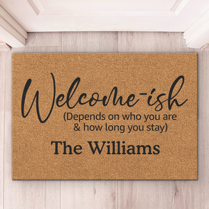 Bienvenue, tout dépend de qui vous êtes ! Tapis décoratif personnalisé pour la maison - Cadeau de pendaison de crémaillère pour les membres de la famille
