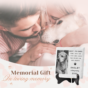 Photo personnalisée : vous laissez des empreintes de pattes sur nos cœurs - Plaque commémorative carrée en céramique personnalisée avec support - Cadeau de condoléances, cadeau pour propriétaires d'animaux et amoureux des animaux