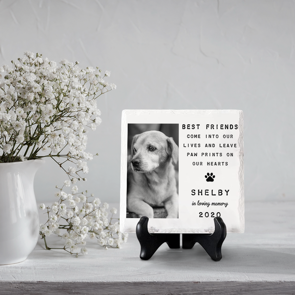 Photo personnalisée : vous laissez des empreintes de pattes sur nos cœurs - Plaque commémorative carrée en céramique personnalisée avec support - Cadeau de condoléances, cadeau pour propriétaires d'animaux et amoureux des animaux