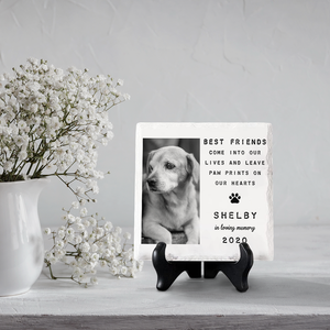 Photo personnalisée : vous laissez des empreintes de pattes sur nos cœurs - Plaque commémorative carrée en céramique personnalisée avec support - Cadeau de condoléances, cadeau pour propriétaires d'animaux et amoureux des animaux