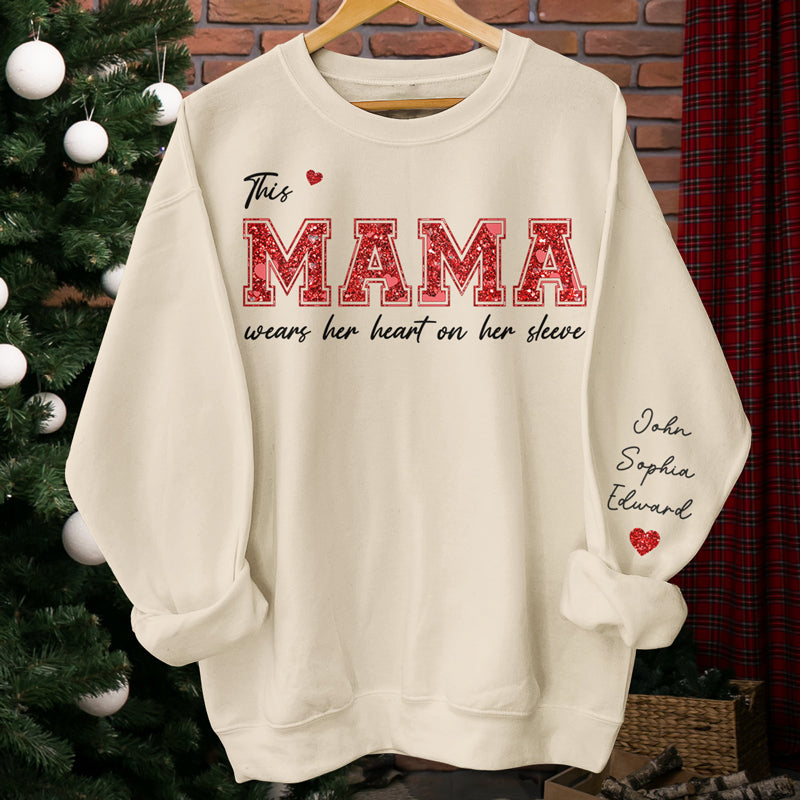 Cette Gigi porte son cœur sur sa manche - Sweat-shirt unisexe personnalisé avec motif sur la manche - Cadeau pour maman, grand-mère