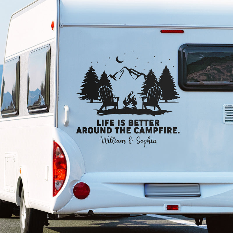 La vie est meilleure autour d'un feu de camp - Autocollant camping personnalisé pour camping-car - Cadeau pour mari, femme et amoureux du camping