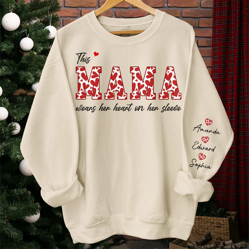 Cette maman porte son cœur sur sa manche - Sweat-shirt unisexe personnalisé avec motif sur la manche - Cadeau d'anniversaire pour maman, grand-mère