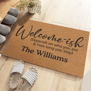 Bienvenue, tout dépend de qui vous êtes ! Tapis décoratif personnalisé pour la maison - Cadeau de pendaison de crémaillère pour les membres de la famille