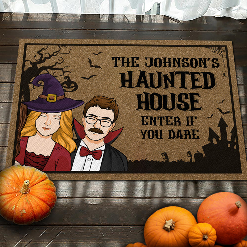 La Maison Hantée - Tapis décoratif personnalisé pour couple, décoration d'intérieur, sorcière - Cadeau d'Halloween pour sorcières, mari, femme, propriétaires d'animaux, amoureux des animaux