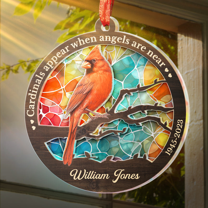 Les cardinaux apparaissent lorsque les anges sont proches - Ornement attrape-soleil personnalisé commémoratif - Forme ronde en acrylique - Cadeau de condoléances pour les membres de la famille