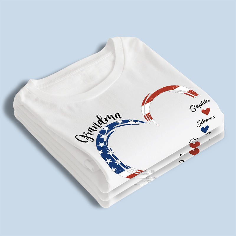 T-shirt et sweat à capuche unisexe avec drapeau américain personnalisé – Cadeaux personnalisés du 4 juillet pour maman et grand-mère – Un jardin d'amour pousse dans le cœur d'une grand-mère