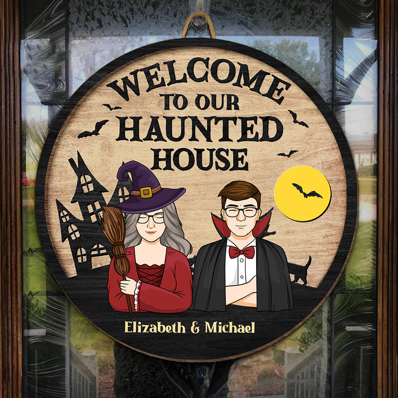 Bienvenue dans notre maison hantée - Panneau rond personnalisé en bois pour décoration d'intérieur - Cadeau d'Halloween pour sorcières, mari et femme