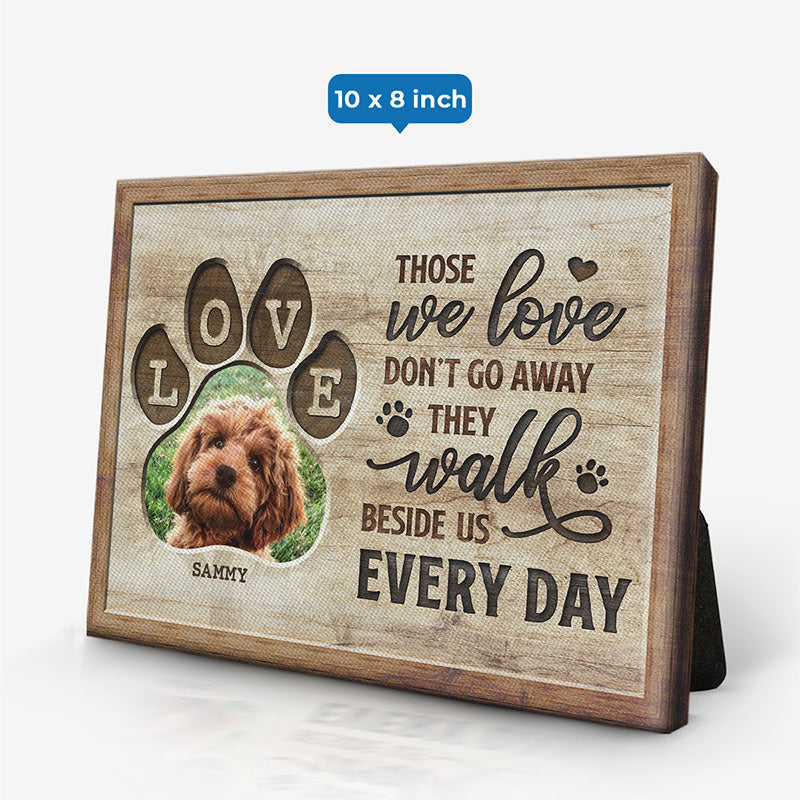 Photo personnalisée Ceux que nous aimons marchent à nos côtés chaque jour - Toile commémorative personnalisée avec chevalet horizontal - Cadeau de condoléances, cadeau pour les propriétaires d'animaux, les amoureux des animaux
