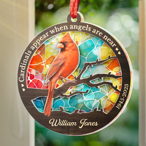 Les cardinaux apparaissent lorsque les anges sont proches - Ornement attrape-soleil personnalisé commémoratif - Forme ronde en acrylique - Cadeau de condoléances pour les membres de la famille
