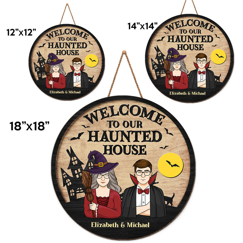 Bienvenue dans notre maison hantée - Panneau rond personnalisé en bois pour décoration d'intérieur - Cadeau d'Halloween pour sorcières, mari et femme