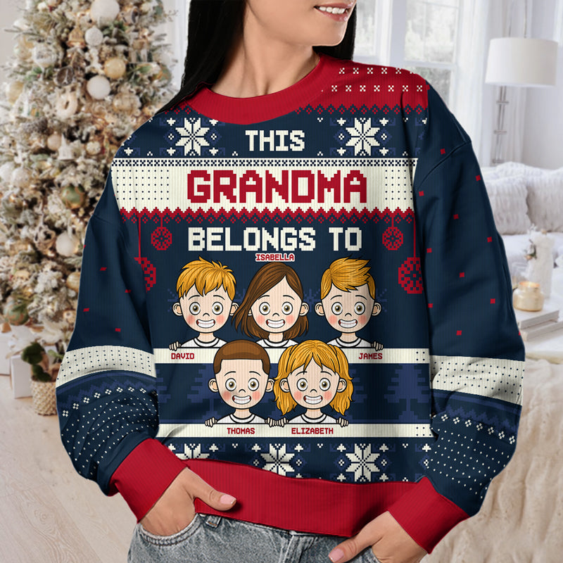 Cette grand-mère appartient au style rouge - Sweat-shirt moche personnalisé pour la famille - Pull en laine unisexe - Cadeau de Noël pour grand-mère et grands-parents