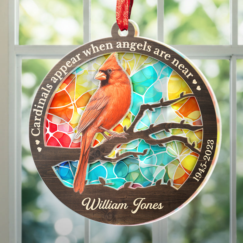Les cardinaux apparaissent lorsque les anges sont proches - Ornement attrape-soleil personnalisé commémoratif - Forme ronde en acrylique - Cadeau de condoléances pour les membres de la famille