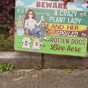 Ici vit une amoureuse des plantes et son précieux petit chien - Plaque en métal personnalisée pour décoration d'intérieur - Cadeau de pendaison de crémaillère pour propriétaires et amoureux des animaux