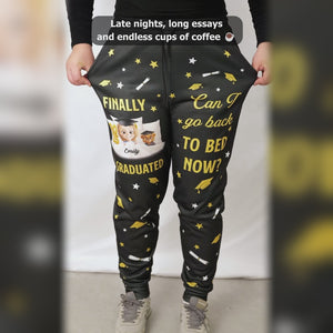 Diplôme en main, l'heure du coucher commence - Pantalon de survêtement unisexe personnalisé pour la famille - Cadeau de remise de diplôme pour les membres de la famille, les frères et sœurs
