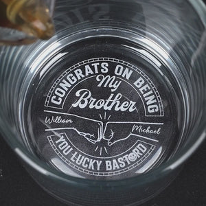 Le meilleur endroit où être est entre les mains de la famille - Verre à whisky personnalisé pour la famille - Cadeau pour les membres de la famille