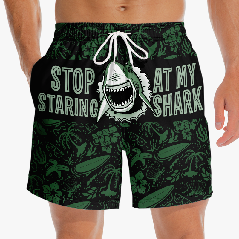 Arrête de me regarder fixement ! Short de plage hawaïen personnalisé et humoristique pour homme, motif tropical Aloha ! Cadeau idéal pour les vacances d'été ou les anniversaires de mariage.