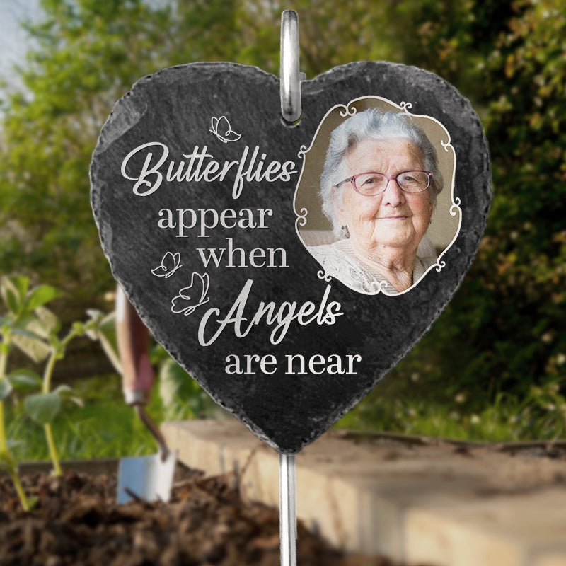Papillons photo personnalisés apparaissant à proximité des anges - Ardoise et crochet de jardin commémoratif personnalisés - Cadeau de condoléances pour les membres de la famille