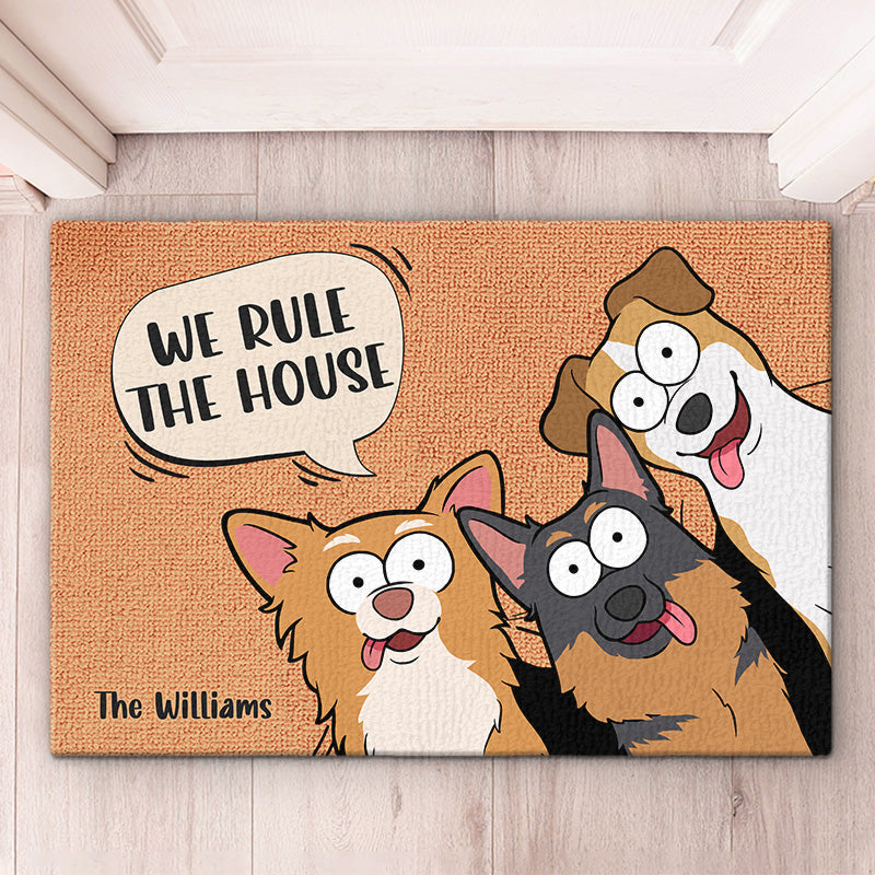 Les bébés à fourrure règnent sur la maison - Tapis décoratif personnalisé pour chien - Cadeau pour les propriétaires et les amoureux des animaux