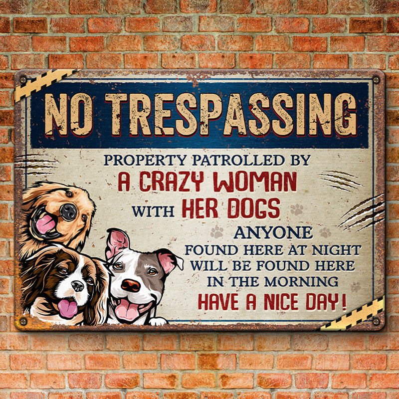Toute personne trouvée ici la nuit sera trouvée ici le matin - Plaque en métal personnalisée pour décoration d'intérieur avec chien - Cadeau de pendaison de crémaillère pour propriétaires d'animaux et amoureux des animaux