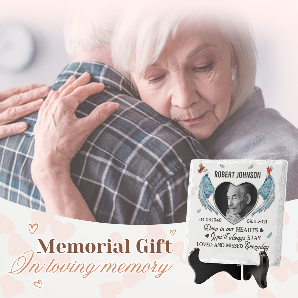 Photo personnalisée « Au fond de nos cœurs, tu resteras toujours » - Plaque commémorative personnalisée en céramique de forme carrée avec support - Cadeau de condoléances, cadeau pour les membres de la famille