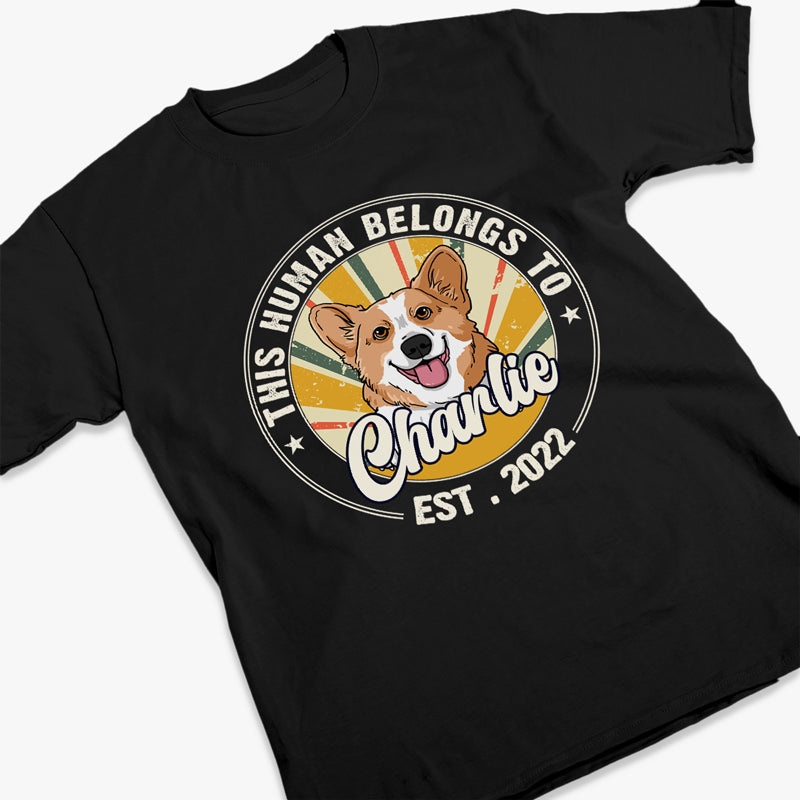 Cet humain m'appartient entièrement, bébé en fourrure - T-shirt unisexe personnalisé pour chien, sweat à capuche, sweat-shirt - Cadeau pour les propriétaires d'animaux et les amoureux des animaux