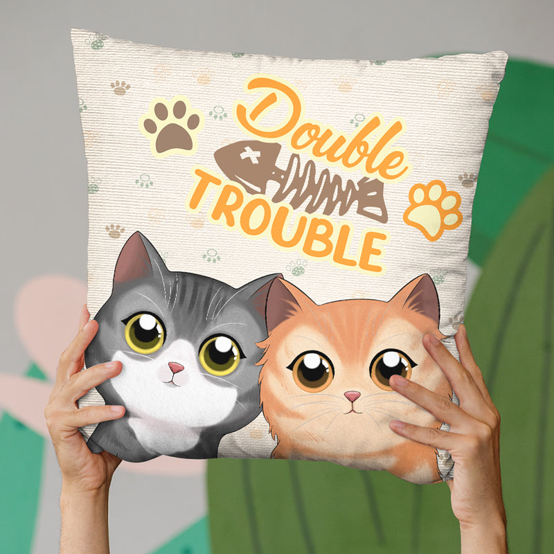 Coussin personnalisé pour chat « Trouble Maker » – Cadeau pour propriétaires et amoureux des animaux