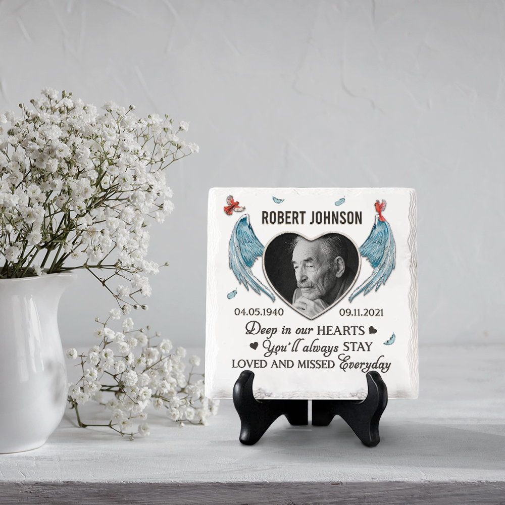 Photo personnalisée « Au fond de nos cœurs, tu resteras toujours » - Plaque commémorative personnalisée en céramique de forme carrée avec support - Cadeau de condoléances, cadeau pour les membres de la famille