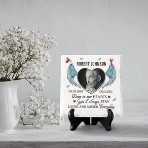 Photo personnalisée « Au fond de nos cœurs, tu resteras toujours » - Plaque commémorative personnalisée en céramique de forme carrée avec support - Cadeau de condoléances, cadeau pour les membres de la famille
