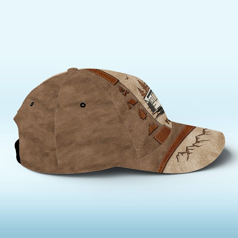 Les montagnes m'appellent et je dois y aller - Casquette de camping personnalisée, casquette classique à imprimé intégral - Cadeau pour les amateurs de camping