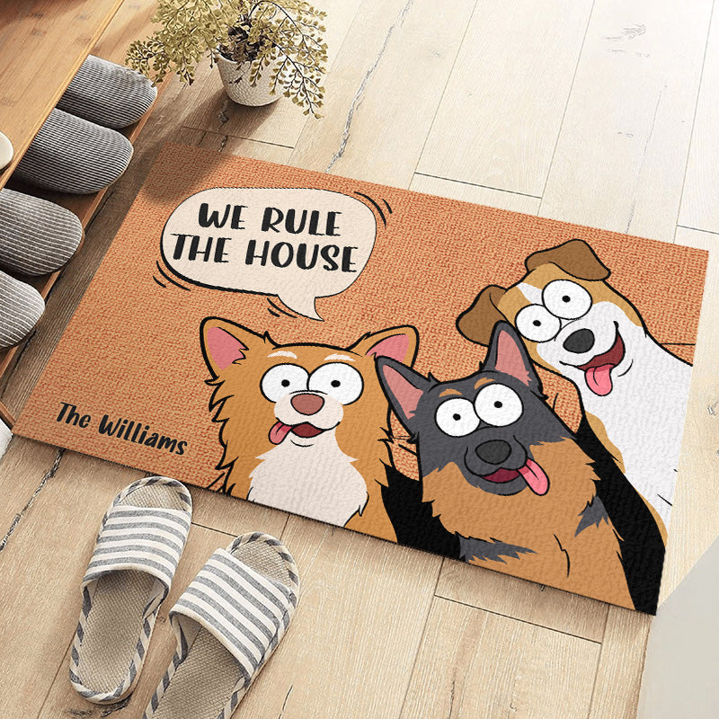 Les bébés à fourrure règnent sur la maison - Tapis décoratif personnalisé pour chien - Cadeau pour les propriétaires et les amoureux des animaux