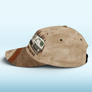 Les montagnes m'appellent et je dois y aller - Casquette de camping personnalisée, casquette classique à imprimé intégral - Cadeau pour les amateurs de camping