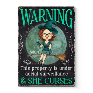 Attention, cette propriété est sous surveillance aérienne ! – Décoration d'intérieur personnalisée en métal pour sorcières – Cadeau d'Halloween pour sorcières, vous-même
