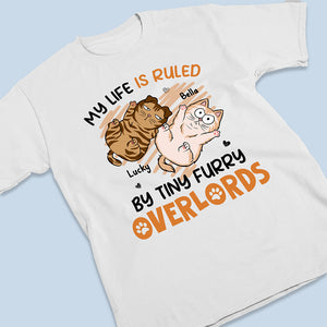 Ma vie est gouvernée par de minuscules seigneurs à fourrure - T-shirt unisexe personnalisé, sweat à capuche, sweat-shirt - Cadeau pour les propriétaires d'animaux et les amoureux des animaux