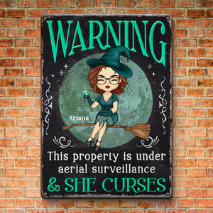 Attention, cette propriété est sous surveillance aérienne ! – Décoration d'intérieur personnalisée en métal pour sorcières – Cadeau d'Halloween pour sorcières, vous-même