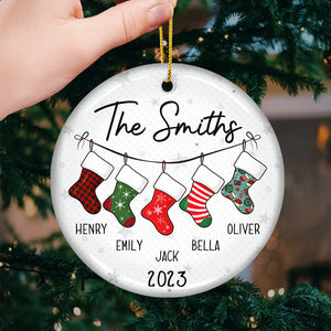 C'est la plus belle période de l'année - Ornement personnalisé pour la famille - Forme ronde en céramique - Cadeau de Noël pour les membres de la famille