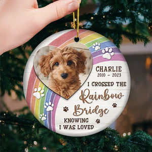 Photo personnalisée « J'ai traversé le pont arc-en-ciel » - Ornement commémoratif personnalisé - Forme ronde en céramique - Cadeau de Noël, cadeau de condoléances pour les propriétaires d'animaux et les amoureux des animaux