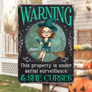 Attention, cette propriété est sous surveillance aérienne ! – Décoration d'intérieur personnalisée en métal pour sorcières – Cadeau d'Halloween pour sorcières, vous-même