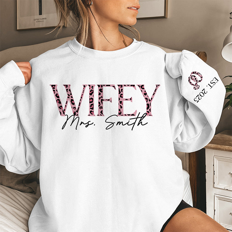 Mon histoire d'amour préférée est la nôtre - Sweat-shirt unisexe personnalisé avec motif sur la manche - Cadeau pour mari et femme, anniversaire