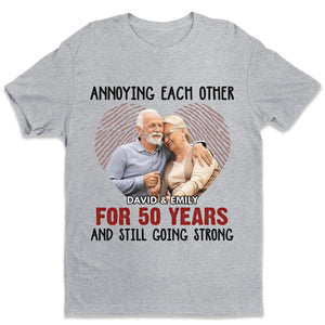 On s'ennuie depuis des années, mais ça continue ! - Cadeaux d'anniversaire, cadeaux pour couples, mari et femme - T-shirt unisexe personnalisé