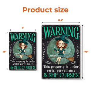 Attention, cette propriété est sous surveillance aérienne ! – Décoration d'intérieur personnalisée en métal pour sorcières – Cadeau d'Halloween pour sorcières, vous-même