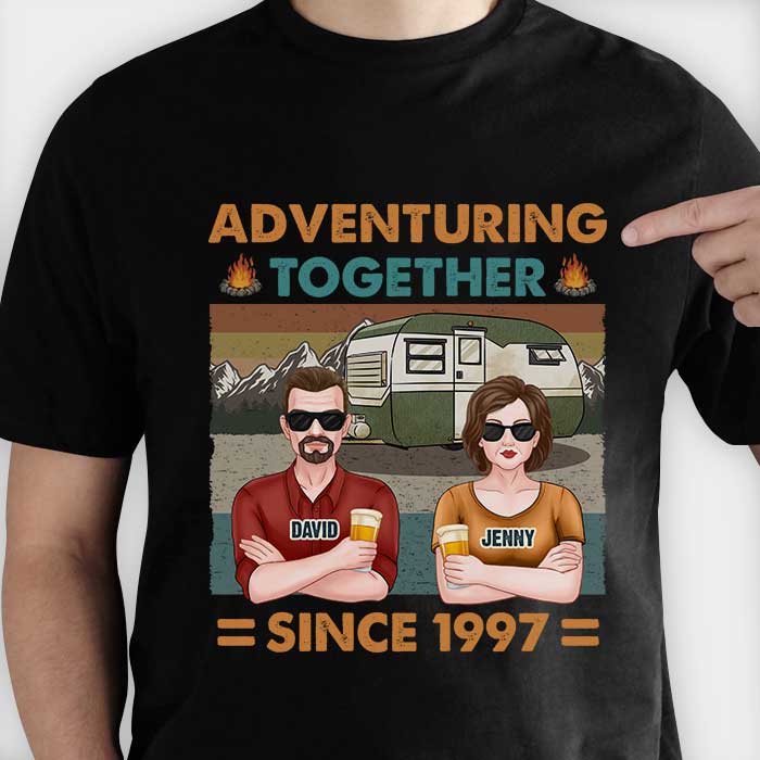 Nous avons vécu des aventures ensemble depuis lors - T-shirt unisexe personnalisé, sweat à capuche, sweat-shirt - Cadeau pour couple, mari femme, anniversaire, fiançailles, mariage, mariage, cadeau de camping