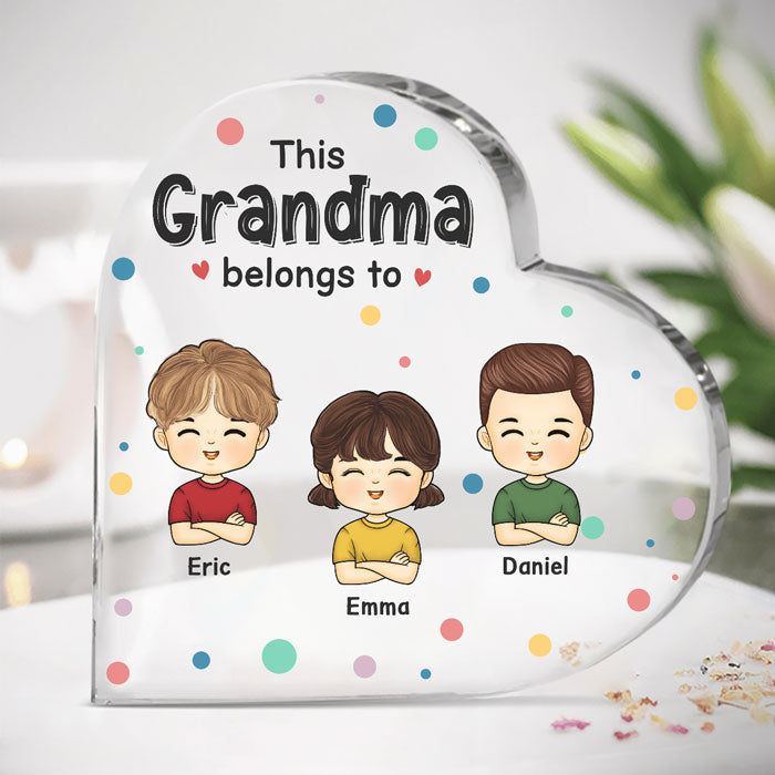Cette grand-mère appartient à - Plaque acrylique personnalisée en forme de cœur pour la famille - Cadeau d'anniversaire pour grand-mère et fête des mères