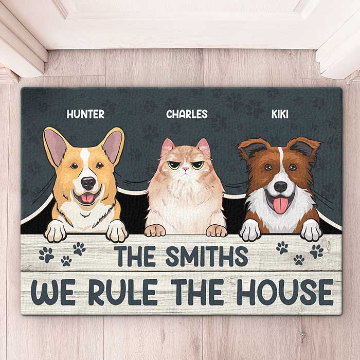 Nous régnons sur la maison - Tapis décoratif personnalisé pour chien et chat - Cadeau pour les propriétaires d'animaux et les amoureux des animaux