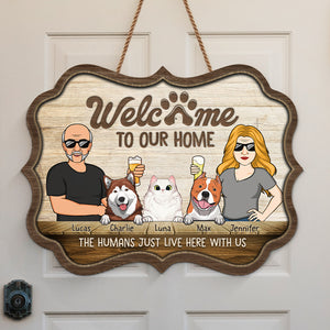 Bonjour, bienvenue chez nous ! Panneau en bois personnalisé en forme de Benelux pour chien et chat – Cadeau de pendaison de crémaillère pour propriétaires et amoureux des animaux.