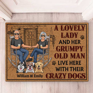 Une charmante dame et son vieil homme grincheux vivent ici avec leurs chiens fous - Tapis décoratif personnalisé pour couple - Cadeau pour couples, propriétaires d'animaux, amoureux des animaux