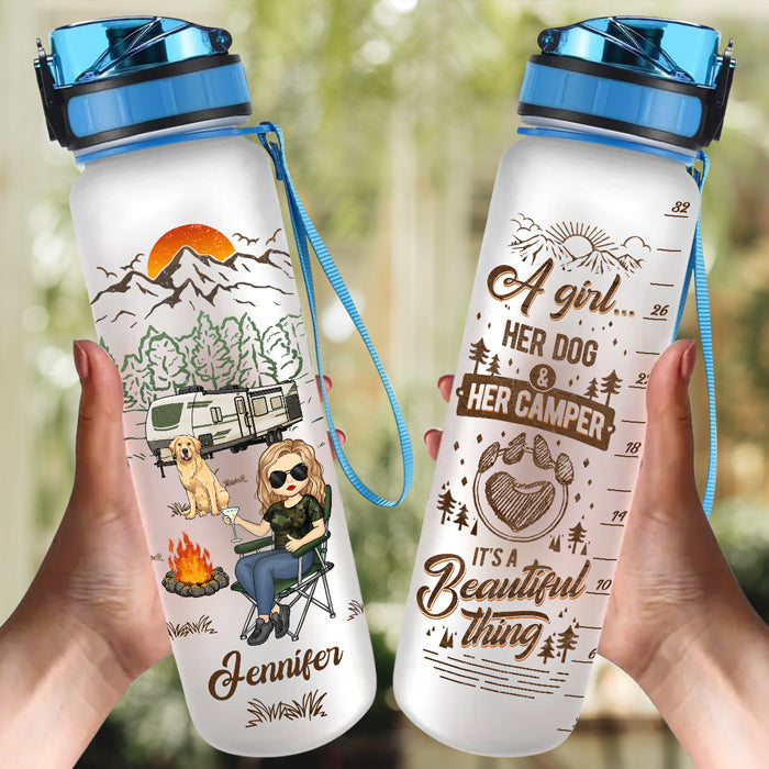Une fille, ses chiens et son camping-car - Bouteille d'eau personnalisée avec suivi - Cadeau pour les amateurs de camping, les propriétaires d'animaux et les amoureux des animaux