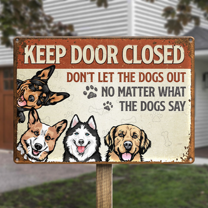 Ne laissez pas sortir les chiens ! Plaque métallique personnalisée pour décoration d'intérieur, motif chien ! Cadeau de pendaison de crémaillère pour propriétaires et amoureux des animaux.